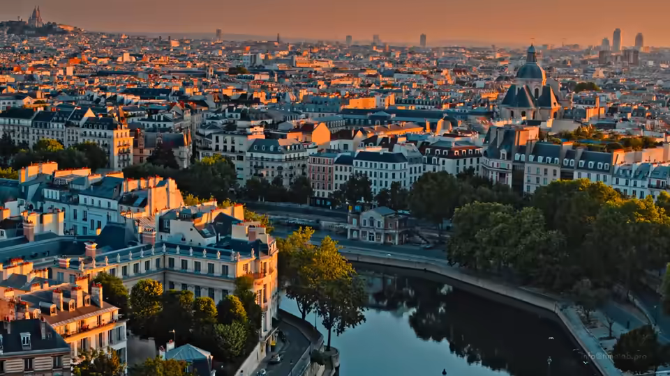 Vue aérienne de Paris au coucher du soleil.
